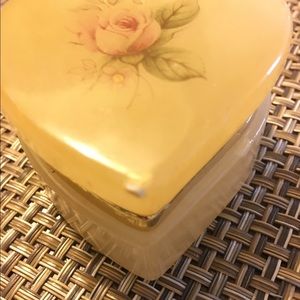 ❤️❤️❤️Alabaster trinket heart box